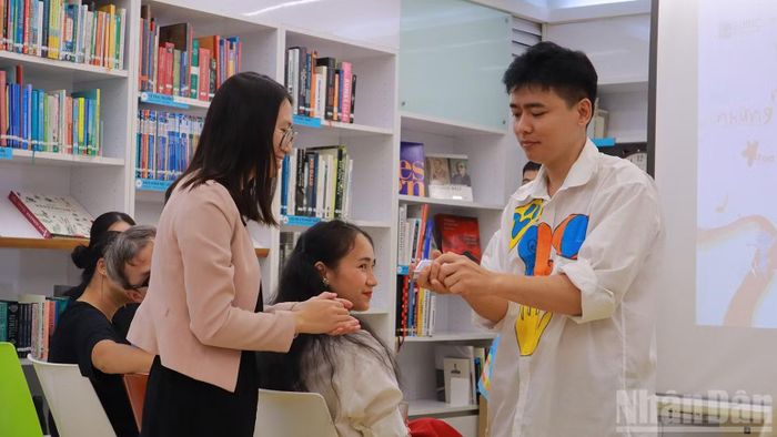 Diễn giả Võ Duy trổ tài ảo thuật giao lưu với người tham gia. (Ảnh: KHÁNH LY)