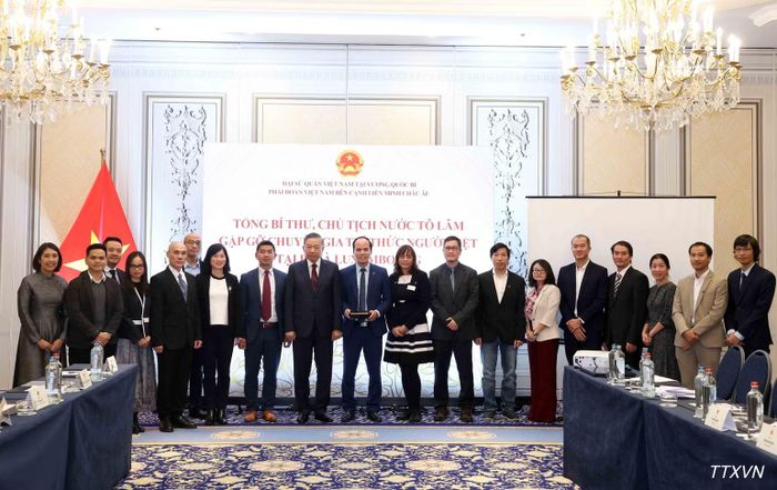 Tổng Bí thư, Chủ tịch nước Tô Lâm cùng các chuyên gia, trí thức người Việt Nam tại Bỉ và Luxembourg. Ảnh: Thống Nhất/TTXVN