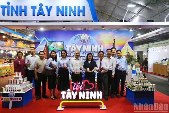 Sản phẩm hàng hóa được giới thiệu với người tiêu dùng Thành phố Hồ Chí Minh. (Ảnh: TRỌNG ANH)
