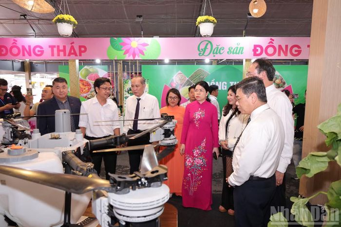 Thành phố Hồ Chí Minh và các đơn vị tham quan một gian hàng của tỉnh Đồng Tháp. (Ảnh: QUANG QUÝ)