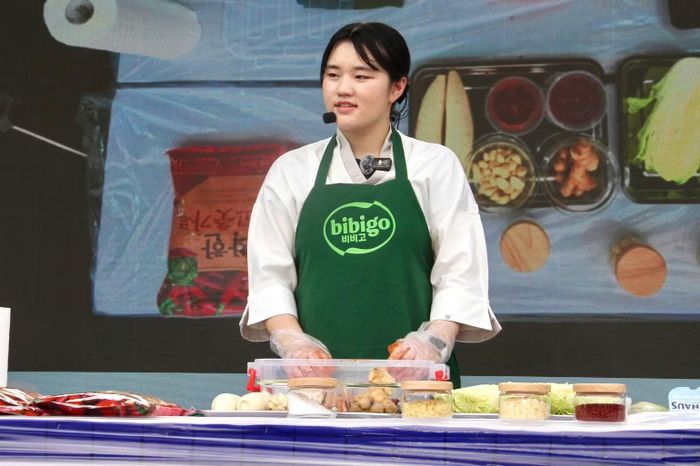 Cô giáo người Hàn Quốc trực tiếp hướng dẫn các bước làm kim chi trong hoạt động trải nghiệm miễn phí.