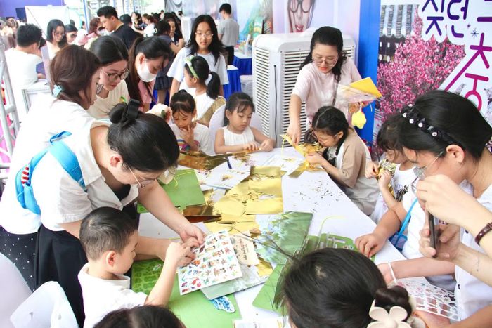 Khu vực trải nghiệm làm đồ thủ công luôn chật kín các em nhỏ và phụ huynh, cùng nhau sáng tạo những món quà kỷ niệm độc đáo.