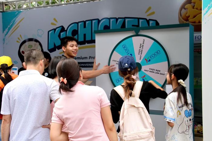 Các bạn trẻ tham gia trò chơi giải đố tìm hiểu văn hóa Hàn Quốc để nhận những phần quà hấp dẫn.