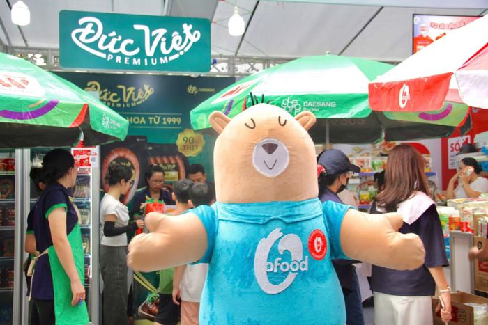 Linh vật O'Food đáng yêu giao lưu, tạo không khí vui tươi và chào đón du khách ghé thăm gian hàng ẩm thực Đức Việt-Daesang.