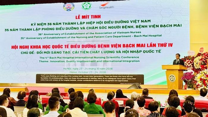 Phó Giáo sư, Tiến sĩ Đào Xuân Cơ, Giám đốc Bệnh viện Bạch Mai phát biểu tại lễ mít-tinh và hội nghị khoa học. (Ảnh: MINH HOÀNG)