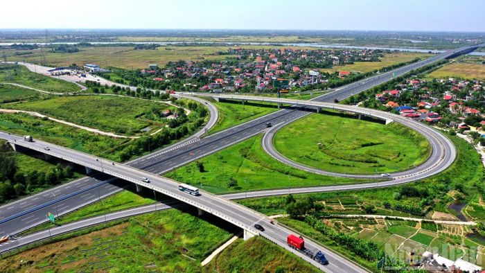 Tuyến đường ô-tô cao tốc Hà Nội-Hải Phòng từ khi đi vào khai thác đã trở thành đòn bẩy thúc đẩy làn sóng đầu tư ở phía bắc. (Ảnh: TUẤN ANH)