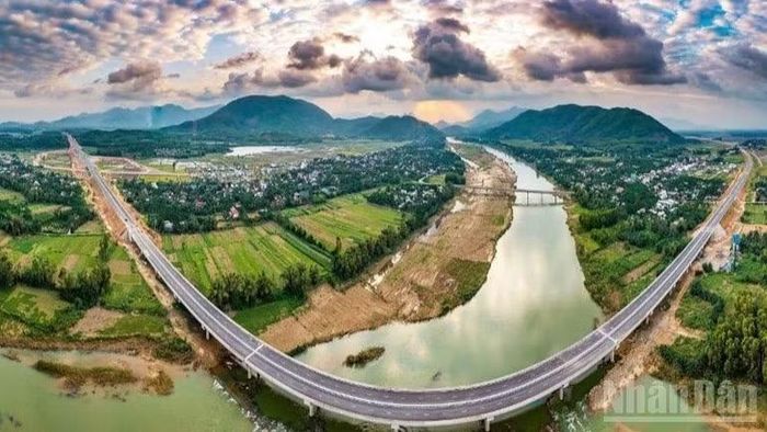 Đến cuối năm 2025, cả nước đạt tổng chiều dài hơn 3.000 km đường cao tốc, nối thông toàn tuyến bắc-nam phía đông từ Lạng Sơn đến Cà Mau. (Ảnh: HUY VŨ)