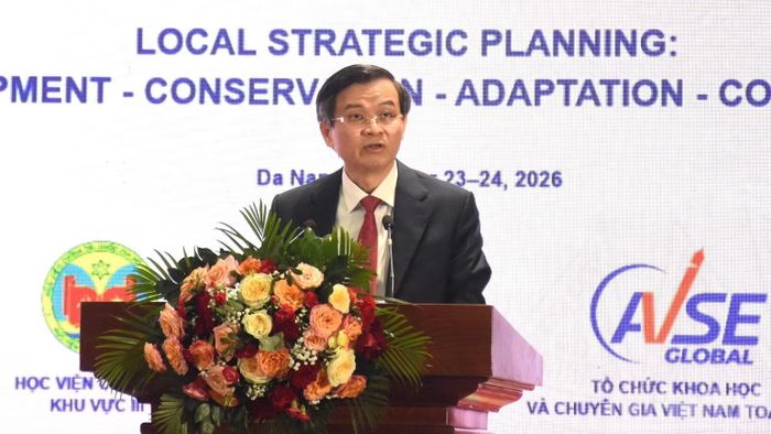 Phó Giáo sư, Tiến sĩ Đoàn Minh Huấn, Ủy viên Bộ Chính trị, Giám đốc Học viện Chính trị Quốc gia Hồ Chí Minh, phát biểu bế mạc Diễn đàn. (Ảnh: ANH ĐÀO)