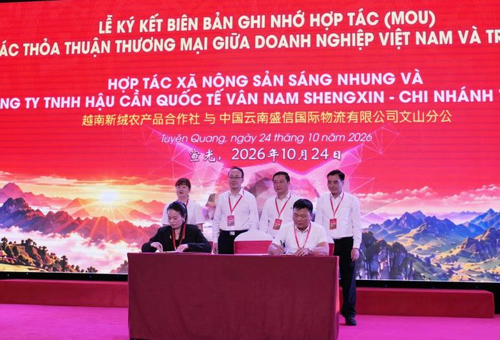 Các doanh nghiệp, hợp tác xã Việt Nam và Trung Quốc ký kết biên bản ghi nhớ hợp tác. (Ảnh: KHÁNH TOÀN)