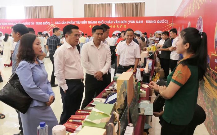 Các đại biểu trao đổi, đàm phán trực tiếp với doanh nghiệp sản xuất của Việt Nam. (Ảnh: KHÁNH TOÀN)