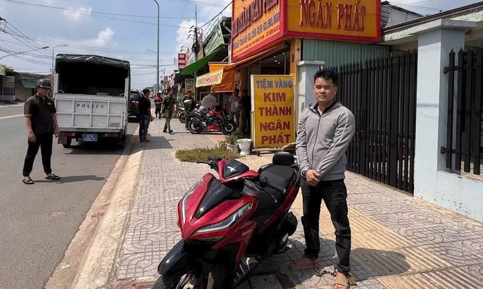 Đối tượng Nguyễn Minh Đắc cùng phương tiện gây án. (Ảnh: Công an cung cấp)