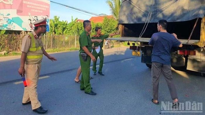 Lực lượng Công an tích cực kiểm tra, truy tìm 3 đối tượng còn lại. (Ảnh: VŨ TÂN)