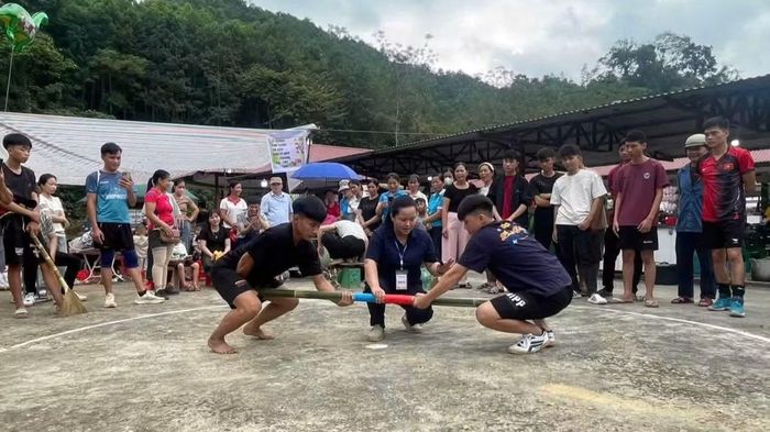 Thi đẩy gậy tại ngày hội. (Ảnh: TUẤN SƠN)