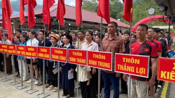 Nhân dân các thôn phấn khởi tham dự thi đấu các môn thể thao. (Ảnh: TUẤN SƠN)