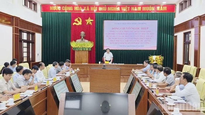 Quang cảnh buổi làm việc tháo gỡ khó khăn đối với các dự án phía tây Lâm Đồng có tỷ lệ giải ngân dưới 50%.