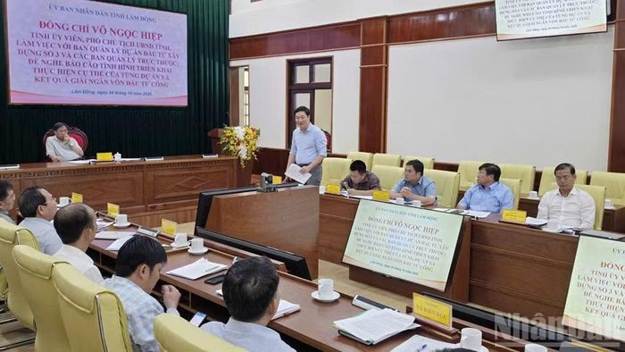 Đại diện Văn phòng Ủy ban nhân dân tỉnh Lâm Đồng làm rõ một số vấn đề liên quan đến tiến độ, vướng mắc của các dự án có tỷ lệ giải ngân thấp.