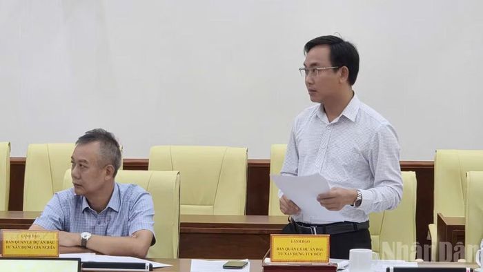 Lãnh đạo Ban quản lý dự án khu vực Tuy Đức báo cáo nguyên nhân vướng mắc của các dự án trên địa bàn và kiến nghị giải pháp tháo gỡ.