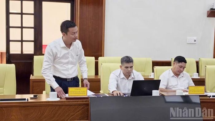Đại diện Ban quản lý dự án khu vực Đắk R'Lấp nêu một số khó khăn trong quá trình phối hợp địa phương phê duyệt phương án hỗ trợ, đền bù.