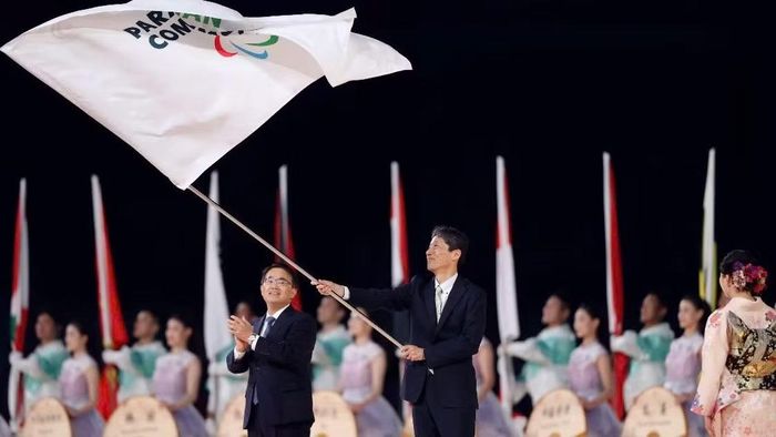 Nghi thức chuyển giao cờ của Ủy ban Paralympic châu Á. (Ảnh: Ban tổ chức)