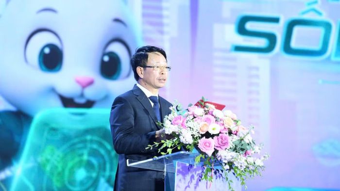 Nhà báo Phùng Công Sưởng-Tổng Biên tập Báo Tiền Phong phát biểu khai mạc. (Ảnh: Việt Phong)