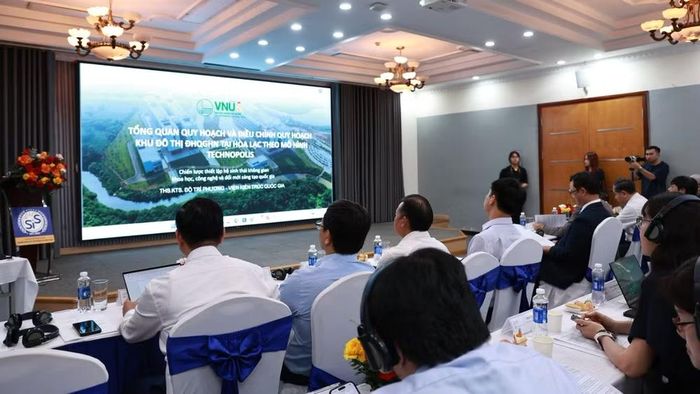 Tại tọa đàm, các chuyên gia đã chia sẻ kinh nghiệm thực tiễn quốc tế về quy hoạch, xây dựng và quản trị đô thị đại học. (Ảnh: SIS)