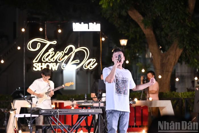 "Tán Đa" số 3 có sự góp mặt của ca sĩ Vinh Khuất với những ca khúc quen thuộc do anh sáng tác.