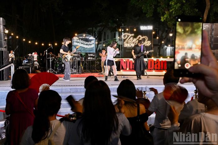  Nhóm nhạc Sloth trình diễn 5 bài hát: "Phất phơ", "Ngủ quên", "Về với tôi", "Thuở mới tấm bé" và "Khi mà". 