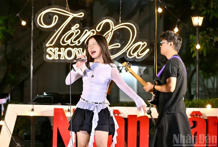 Ca sĩ trẻ Minh Thu chìm đắm trong màn trình diễn.