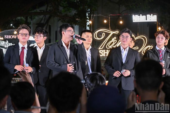Dàn hợp xướng GOMO thể hiện ca khúc "Em trong mắt tôi" và "Cảm ơn tình yêu tôi" mở đầu chương trình.