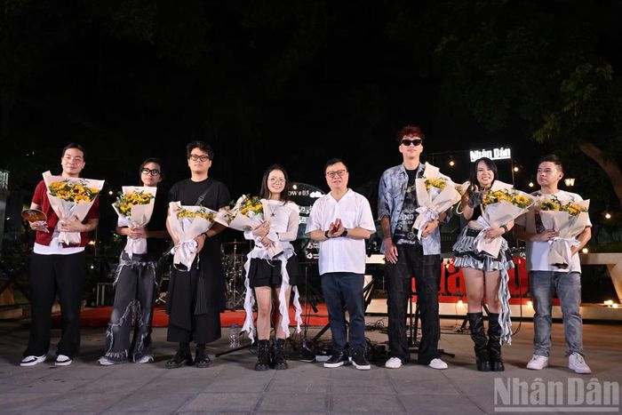  Đồng chí Lê Quốc Minh, Ủy viên Trung ương Đảng, Tổng Biên tập Báo Nhân Dân, Phó Trưởng Ban Tuyên giáo Trung ương, Chủ tịch Hội Nhà báo Việt Nam tặng hoa cho các nghệ sĩ trình diễn trong chương trình "Tán Đa" số 3. 