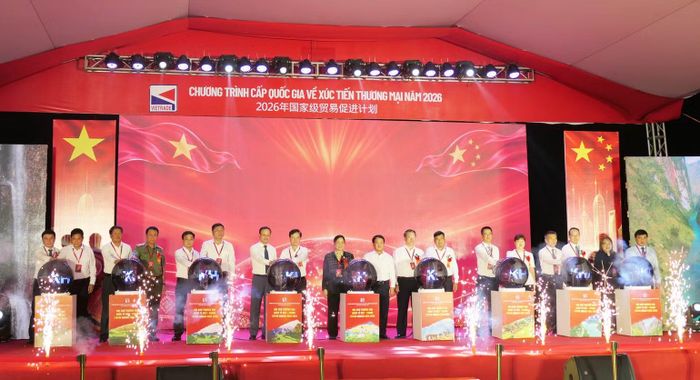 Các đại biểu nhấn nút khai mạc Hội chợ thương mại quốc tế Việt-Trung. (Ảnh: KHÁNH TOÀN)