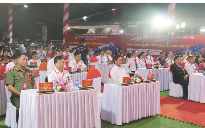 Các đại biểu dự khai mạc Hội chợ thương mại quốc tế Việt-Trung. (Ảnh: KHÁNH TOÀN)