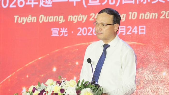 Phó Chủ tịch Thường trực Ủy ban nhân dân tỉnh Tuyên Quang Nguyễn Mạnh Tuấn phát biểu khai mạc hội chợ. (Ảnh: KHÁNH TOÀN)