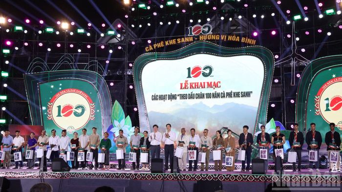Bí thư Tỉnh ủy Vương Quốc Tuấn và Chủ tịch Ủy ban nhân dân tỉnh Bùi Hoàng Phương trao tặng quà cho 30 hộ nghèo, chính sách trên địa bàn xã Khe Sanh. (Ảnh: HIẾU MINH)