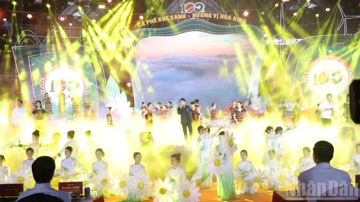 Chương trình chính luận nghệ thuật “Cà phê Khe Sanh-Hương vị hòa bình”. (Ảnh: HIẾU MINH)