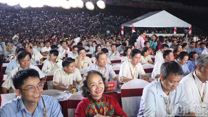 Đông đảo người dân tham dự chương trình khai mạc chuỗi các hoạt động theo dấu chân 100 năm cà-phê Khe Sanh. (Ảnh: HIẾU MINH)