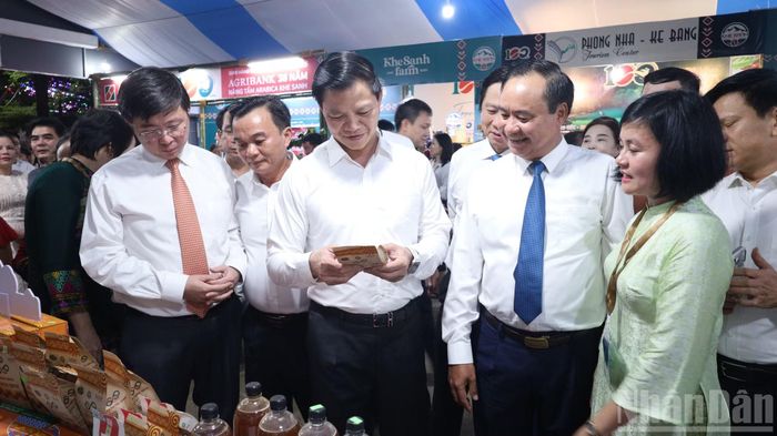 Lãnh đạo bộ, ngành và tỉnh Quảng Trị tham quan khu vực trưng bày sản phẩm, văn hóa cà-phê Khe Sanh. (Ảnh: HIẾU MINH)