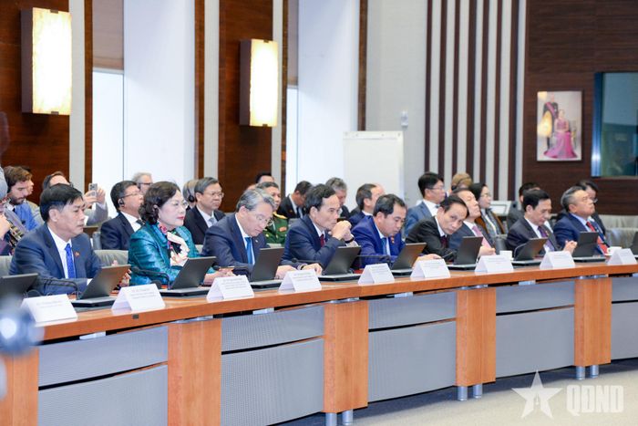Các thành viên đoàn đại biểu cấp cao Việt Nam tham dự sự kiện.