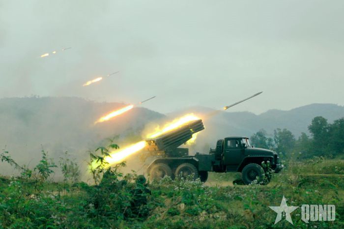Lữ đoàn Pháo binh 164 (Quân đoàn 12) thực hành diễn tập bắn đạn thật. Ảnh: HÙNG ANH