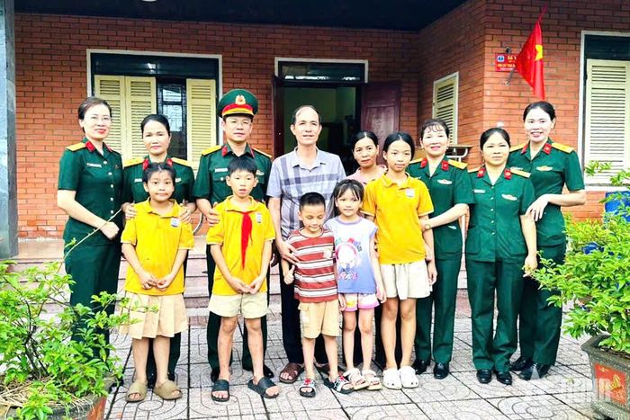Cán bộ, hội viên Hội Phụ nữ Lữ đoàn Phòng không 283 cùng cán bộ và các em nhỏ tại Trung tâm Bảo trợ trẻ em Nghệ An. 