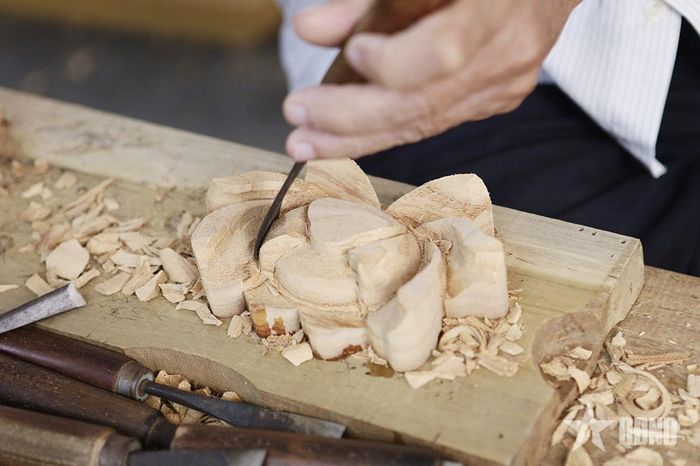  Chạm khắc thủ công truyền thống đòi hỏi người thợ phải khéo léo và tỉ mẩn.