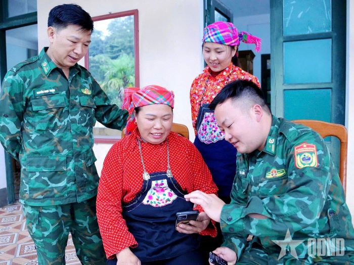  Cán bộ Đồn Biên phòng Tùng Vài (Bộ đội Biên phòng tỉnh Tuyên Quang) đến từng hộ gia đình tuyên truyền cho nhân dân về chuyển đổi số.