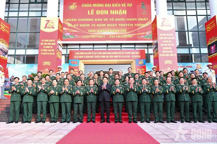Các đại biểu chụp ảnh chung. 