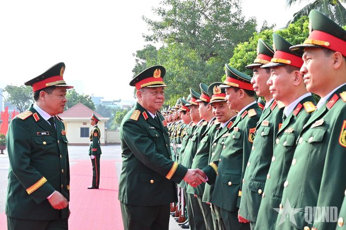 Đại diện lãnh đạo, chỉ huy Học viện Chính trị đón Đại tướng Nguyễn Trọng Nghĩa.  