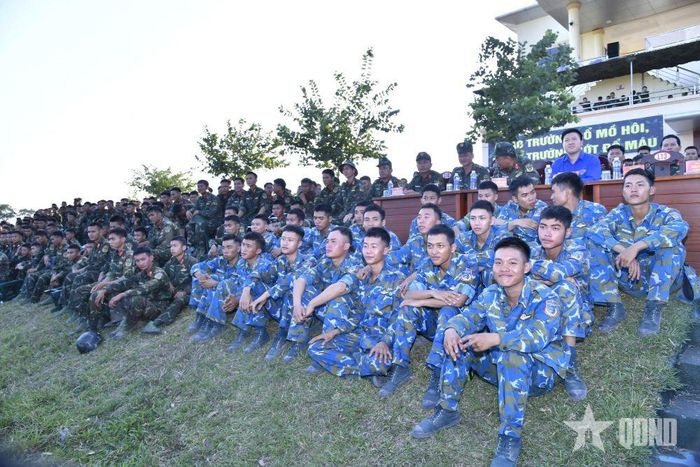  Đông đủ các đơn vị tham gia diễn tập dự chương trình “Tiếng hát thao trường – Lập công quyết thắng”.