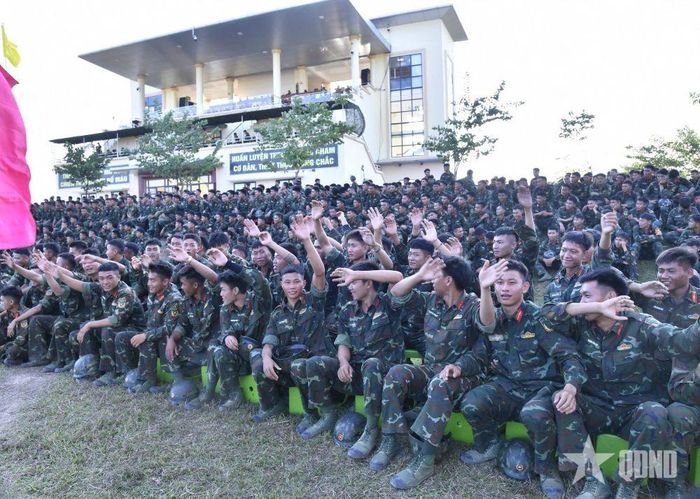 Các chiến sĩ cổ vũ nhiệt tình các tiết mục văn nghệ. 