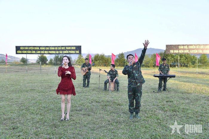Các tiết mục văn nghệ  do Ban nhạc đồng đội Sư đoàn 324 và Đội văn nghệ đến từ đơn vị kết nghĩa biểu diễn.