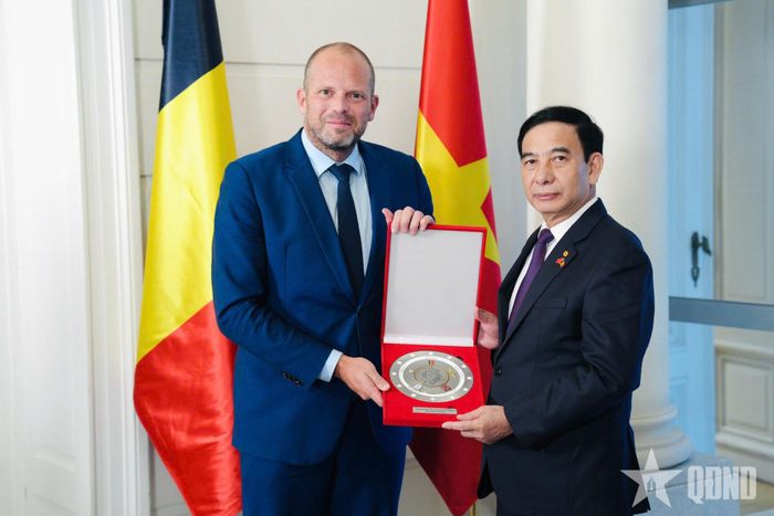 Đại tướng Phan Văn Giang và ngài Theo Francken, Bộ trưởng Bộ Quốc phòng Bỉ trao tặng quà lưu niệm.