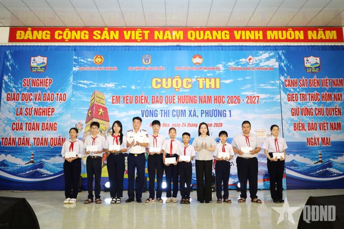 Ban tổ chức trao học bổng tặng học sinh có hoàn cảnh khó khăn.