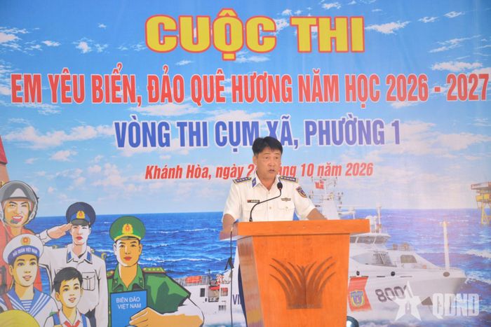 Đại tá Nguyễn Hồng Chuyên, Phó chính ủy Hải đoàn 32 phát biểu tại cuộc thi.